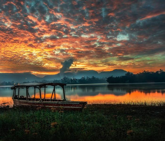 Danau di Pangalengan. Foto adalah Situ Cileunca. Sumber: Unsplash/sendi gibran