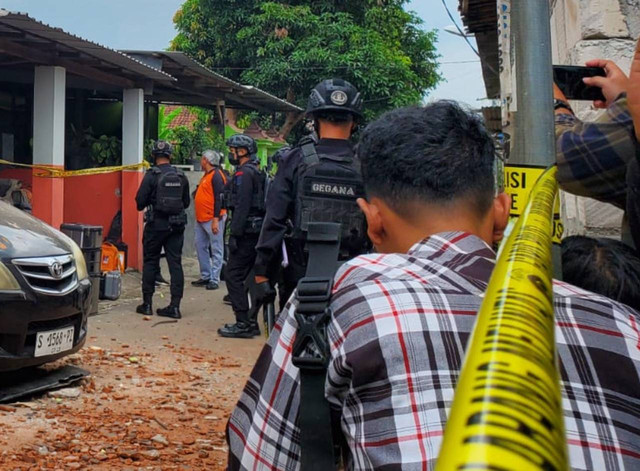 Tim Gegana mendatangi rumah Aipda Maryudi, Anggota Polsek Dlanggu, Polres Mojokerto. Dok: Karina/mili.id