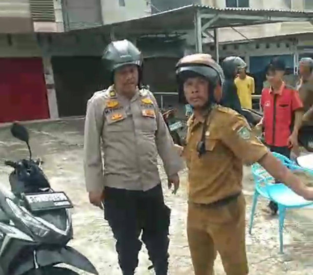 Oknum polisi yang viral diduga aniaya warga Prabumulih. Foto : Potongan Video/Istimewa