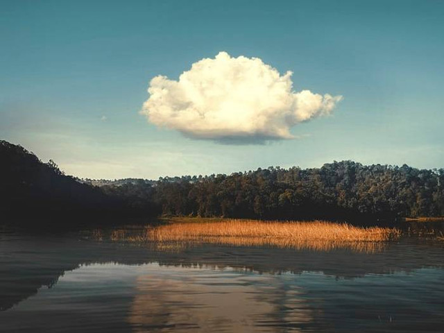 Situ Gede Pangalengan. Foto hanyalah ilustrasi bukan tempat sebenarnya. Sumber: Unsplash/sendi gibran