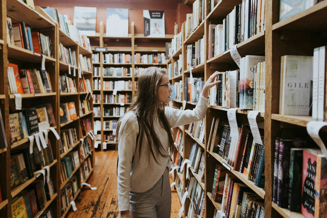 Toko Buku di Malang. Foto hanya ilustrasi, bukan tempat sebenarnya. Foto: dok. Unsplash/Becca Tapert