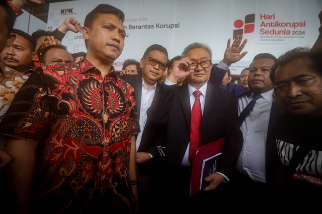 Sekjen PDIP Hasto Kristiyanto usai menjalani pemeriksaan di Gedung Merah Putih KPK, Jakarta, Senin (13/1/2025). Foto: Jamal Ramadhan/kumparan