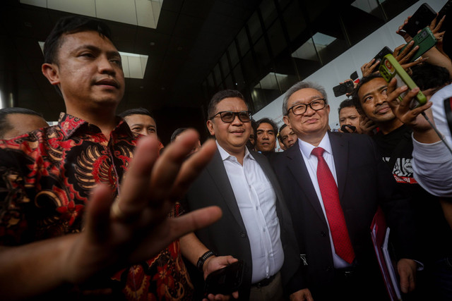 Sekjen PDIP Hasto Kristiyanto usai menjalani pemeriksaan di Gedung Merah Putih KPK, Jakarta, Senin (13/1/2025). Foto: Jamal Ramadhan/kumparan