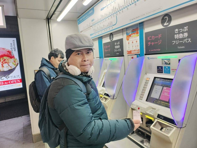 Foto Rasminto saat menggunakan mesin tiket transportasi publik di Tokyo Jepang (Sumber: Dok. Pribadi)