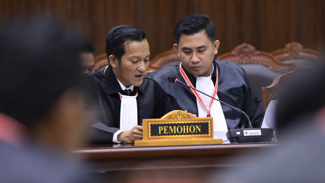 Iman Alfarisi dan Muhamad Iqbal selaku kuasa hukum Pemohon pada sidang Pemeriksaan Pendahuluan Perkara Nomor 32/PHPU.BUP-XXIII/2025 Perselisihan Hasil Pemilihan Umum Bupati Kabupaten Mandailing Natal. Foto: Mahkamah Konstitusi RI