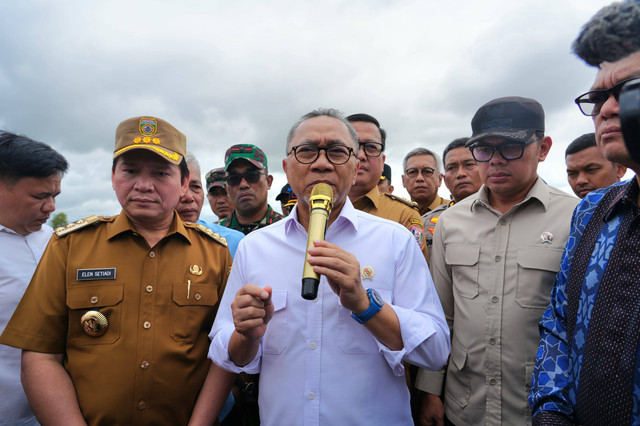 Menko Pangan Zulkifli Hasan panen padi di Banyuasin. Foto: Kemenko Pangan