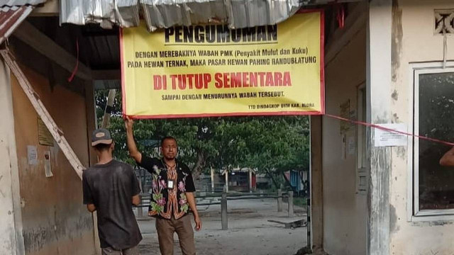 Pasar Hewan Pahing di Kecamatan Randublatung, Blora, yang ditutup sementara akibat merebaknya wabah penyakit mulut dan kuku (PMK). Senin (13/01/2025)