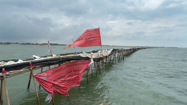 Pagar bambu yang disegel KKP di kawasan pesisir Kabupaten Tangerang, Banten, Senin (13/1/2025). Foto: Rayyan Farhansyah/kumparan