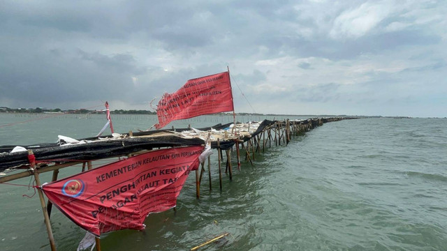 Pagar bambu yang disegel KKP di kawasan pesisir Kabupaten Tangerang, Banten, Senin (13/1/2025). Foto: Rayyan Farhansyah/kumparan