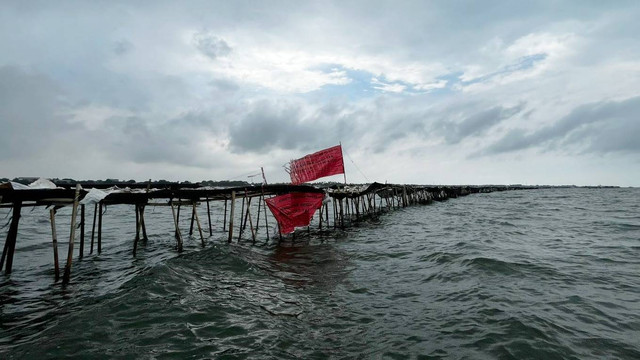 Pagar bambu yang disegel KKP di kawasan pesisir Kabupaten Tangerang, Banten, Senin (13/1/2025). Foto: Rayyan Farhansyah/kumparan