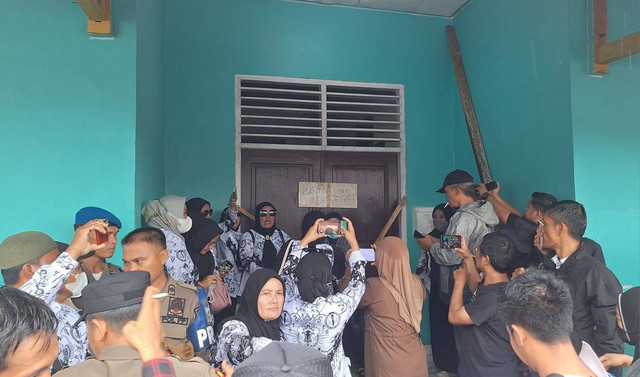 Pintu kantor Dinas Pendidikan Konawe Utara saat disegel massa aksi.