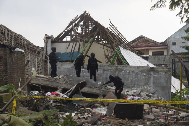 Tim Gegana Polda Jatim melakukan penyisiran di rumah lokasi ledakan milik anggota Polisi di Desa Sumolawang, Kecamatan Puri, Kabupaten Mojokerto, Jawa Timur, Senin (13/1/2025). Foto: Syaiful Arif/ANTARA FOTO