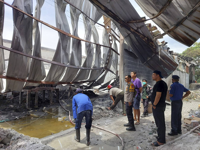 Pabrik pembuat bijih plastik PT Sumber Inti Plasrindo di Desa Mojongapit, Kecamatan/Kabupaten Jombang, kebakaran pada Senin (13/1/2025). Foto: Dok. Polsek Jombang Kota