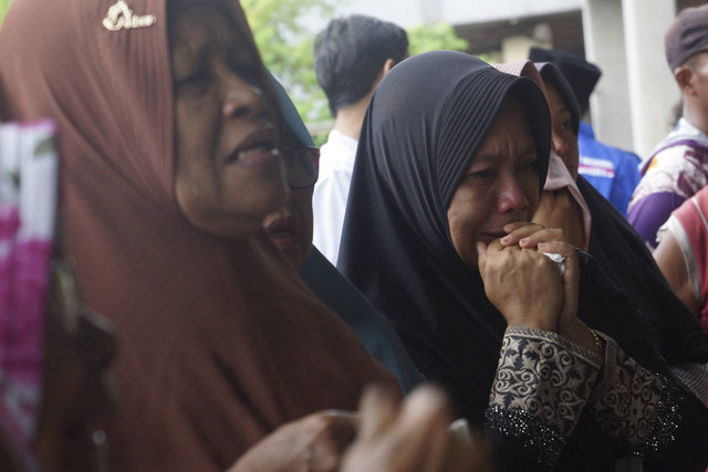 Warga berdoa untuk korban tewas akibat dampak ledakan rumah Aipda Maryudi di Desa Sumolawang, Kabupaten Mojokerto, Jawa Timur, Senin (13/1/2025).  Foto: Syaiful Arif/ANTARA FOTO