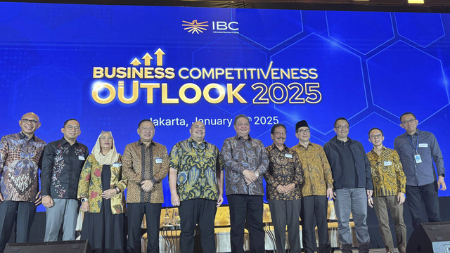 Menko Bidang Perekonomian Airlangga Hartarto dalam acara Business Competitiveness Outlook 2025 di Hotel Raffles, Senin (13/1/2025). Foto: Ave Airiza Gunanto/kumparan