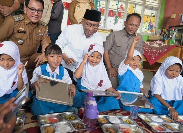 Gubernur Lampung terpilih, Rahmat Mirzani Djausal, bersama Wali Kota Metro, Wahdi saat menyalurkan program makan bergizi gratis | Foto : Ist