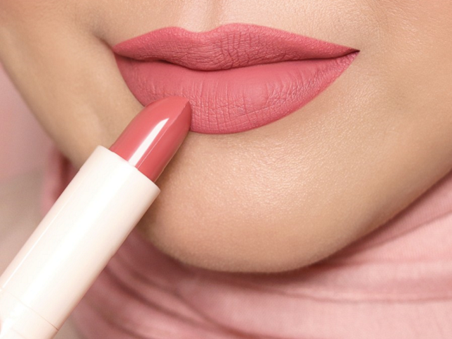 Lipstik Wardah yang tahan lama dan tidak luntur. Foto adalah lipstik dari Wardah. Sumber: tokopedia.com/wardah-official.