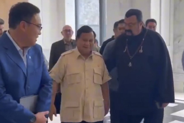 Momen Prabowo Subianto bersama Steven Seagal (kanan) di Jakarta, 13 Januari 2025. Foto: Instagram/ @2.prabowo