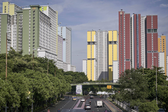 Sejumlah kendaraan melintas di dekat Wisma Atlet Kemayoran, Jakarta, Senin (13/1/2025). Foto: Fauzan/ANTARA FOTO