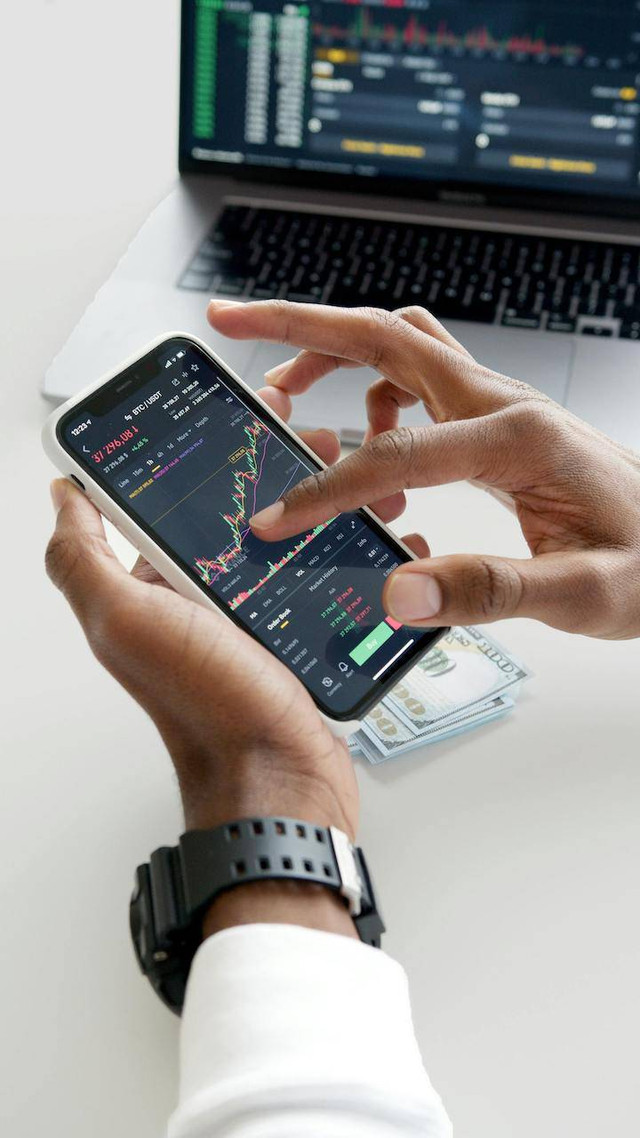 ilustrasi investor ritel monitoring harga saham. sumber foto: pexels.com