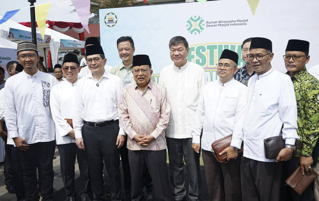 Ketum Dewan Masjid Indonesia (DMI) Jusuf Kalla dan Ketua Harian Bidang Pemberdayaan Ekonomi dan Penataan Akustik DMI, Arsjad Rasjid, menghadiri Festival Rumah Wirausaha Masjid, di Masjid Raya K.H Hasyim Asyari, Jakarta pada Sabtu (11/01/2025). Foto: Dok. Dewan Masjid Indonesia