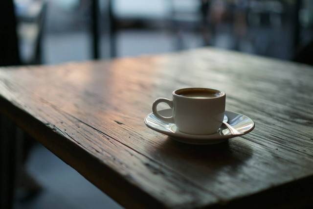 Tempat ngopi di Puncak View. Foto hanya ilustrasi, bukan tempat sebenarnya. Sumber: Unsplash/Drew Gilliam