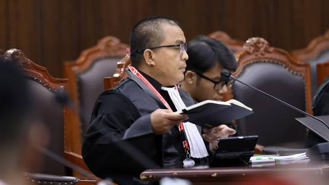 Denny Indrayana, kuasa hukum pasangan calon nomor urut 2 Gubernur dan Wakil Gubernur Sulawesi Utara, Elly Engelbert Lasut-Hanny Joost Pajouw, pada persidangan di Mahkamah Konstitusi. (Foto: ifa/dokumen Mahkamah Konstitusi RI)