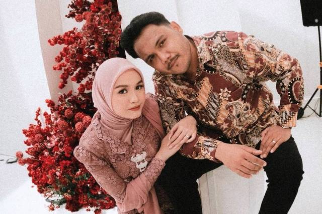 Dimansyah Laitupa bertunangan dengan Salma Salsabil. Foto: Instagram/@salmasalsabil12