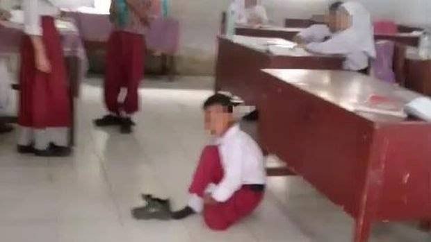 Tangkapan layar video viral siswa SD yang dihukum duduk di lantai karena belum membayar SPP. 