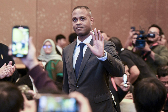 Pelatih Timnas Indonesia Patrick Kluivert melambaikan tangan saat akan memberikan keterangan kepada media saat acara perkenalan Pelatih Baru Timnas Indonesia di Jakarta, Minggu (12/1/2025). Foto: Muhammad Adimaja/ANTARA FOTO