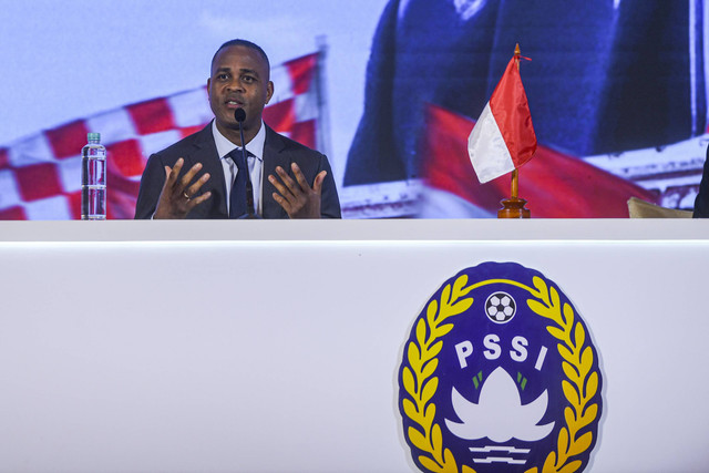 Pelatih Timnas Indonesia Patrick Kluivert memberikan keterangan kepada media saat acara perkenalan Pelatih Baru Timnas Indonesia di Jakarta, Minggu (12/1/2025). Foto: Muhammad Adimaja/ANTARA FOTO