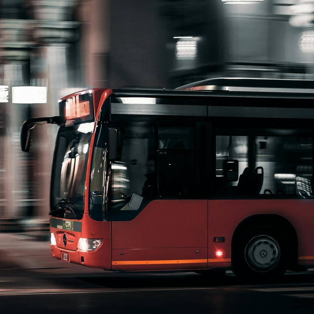 Jadwal dan Tarif Bus Malang ke Surabaya (Foto hanya ilustrasi bukan bus dengan jurusan sebenarnya) Sumber: pexels/ Elijah O'Donnell