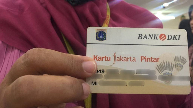 Safitri, salah satu orang tua murid, menunjukkan Kartu Jakarta Pintar (KJP) saat berbelanja peralatan sekolah di Rommy Jaya, Jakarta Selatan, Rabu (10/7). Foto: Nurul Nur Azizah/kumparan