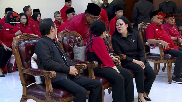 Ketua umum PDIP Megawati Soekarnoputri berbincang dengan anaknya Puan Maharani saat perayaan HUT ke 52 PDIP di Lenteng Agung, Jakarta, Jumat (10/1/2025). Foto: Youtube/PDI Perjuangan