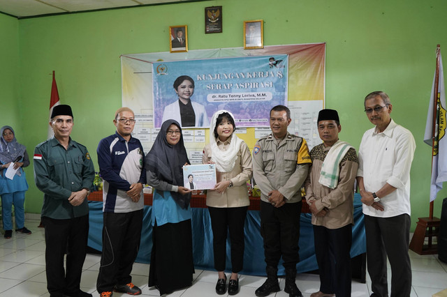 Anggota Komite III DPD RI sekaligus Duta Literasi Sumsel, dr. Ratu Tenny Leriva,  menyerahkan bantuan buku perpustakaan kepada Ponpes Darussa’adah, Muara Enim. Foto : Istimewa