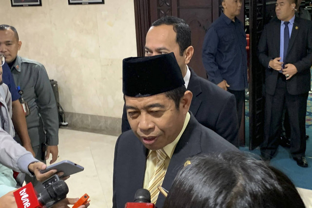 Ketua DPRD Jakarta Khoirudin menjawab pertanyaan wartawan di Ruang Rapat Paripurna DPRD Jakarta, Selasa (14/1/2025). Foto: Luthfi Humam/kumparan