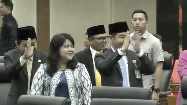 Pj Gubernur Jakarta Teguh Setyabudi bersama Ketua DPRD Jakarta Khoirudin berjalan masuk saat mengikuti Rapat Paripurna DPRD Provinsi DKI di di Gedung DPRD Jakarta, Selasa (14/1/2025). Foto: Youtube/ DPRD DKI Jakarta