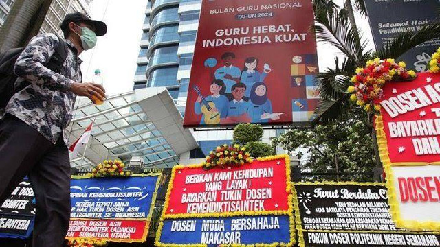 Berbagai karangan bunga yang dikirimkan oleh dosen di depan Kantor Kemendiktissaintek Jakarta. Foto: BBC NEWS INDONESIA