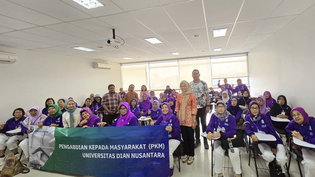 Sesi foto bersama peserta Sekolah Lansia