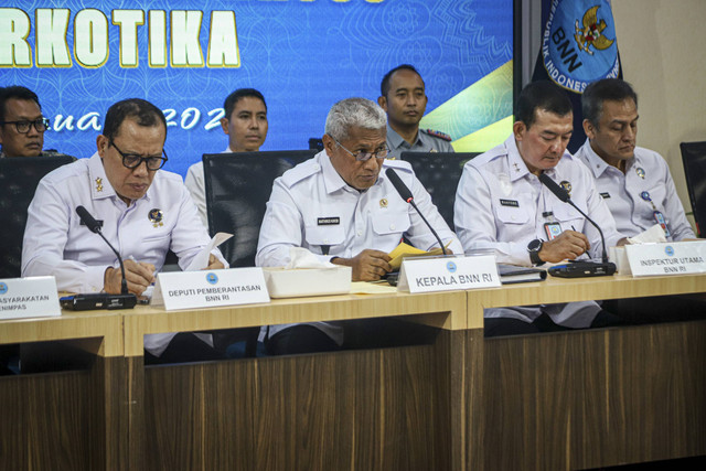 Kepala Badan Narkotika Nasional (BNN) RI Marthinus Hukom menyampaikan rilis kepada media pada Konferensi Pers terkait pengungkapan peredaran narkotika di Kantor BNN RI, Jakarta, Selasa (14/1/2025). Foto: Iqbal Firdaus/kumparan