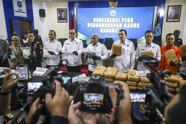 Kepala Badan Narkotika Nasional (BNN) RI Marthinus Hukom menyampaikan rilis kepada media pada Konferensi Pers terkait pengungkapan peredaran narkotika di Kantor BNN RI, Jakarta, Selasa (14/1/2025). Foto: Iqbal Firdaus/kumparan