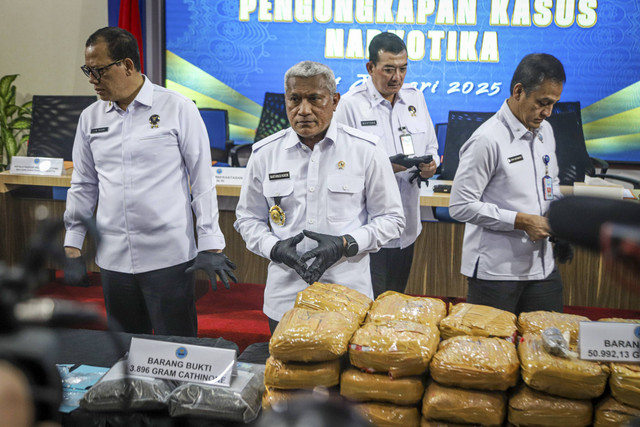 Kepala Badan Narkotika Nasional (BNN) RI Marthinus Hukom menyampaikan rilis kepada media pada Konferensi Pers terkait pengungkapan peredaran narkotika di Kantor BNN RI, Jakarta, Selasa (14/1/2025). Foto: Iqbal Firdaus/kumparan