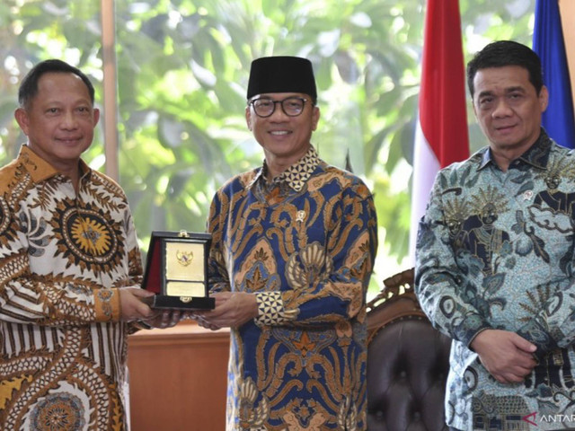 Mendagri Tito Karnavian menerima Mendes PDT Yandri Susanto dan Wamendes PDT Ahmad Riza Patria dalam satu kesempatan membahas program desa dan perkuat kerja sama. Foto: Antara