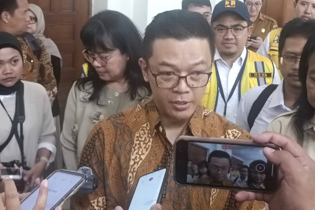 Menteri Luar Negeri Sugiono menjawab pertanyaan wartawan saat meninjau rencana revitalisasi Gedung Merdeka di Jalan Asia Afrika nomor 65, Kota Bandung, pada Selasa (14/1/2025).  Foto: Robby Bouceu/kumparan