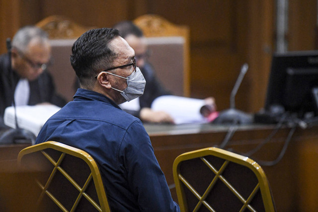 Terdakwa kasus suap vonis bebas Ronald Tannur, Heru Hanindyo menjalani sidang dengan agenda pembacaan putusan sela oleh majelis hakim di Pengadilan Tipikor, Jakarta, Selasa (14/1/2025). Foto: Muhammad Adimaja/ANTARA FOTO