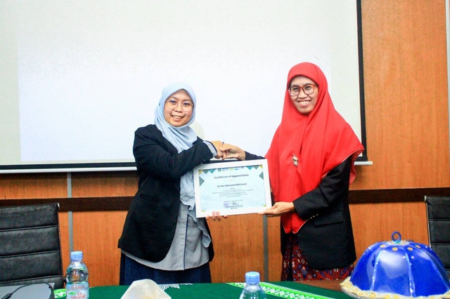 Dr Nur Zaireena bt.  Zainal pakar medis dari Fakultas Kedokteran dan Ilmu Kesehatan Universiti Sains Islam Malaysia (USIM) melakukan foto bersama dengan Dekan Fakultas Agama Islam (FAI) Universitas Muhammadiyah (Unismuh) Makassar usai membawakan kuliah tamu yang digelar di Aula FAI Unismh Makassar  