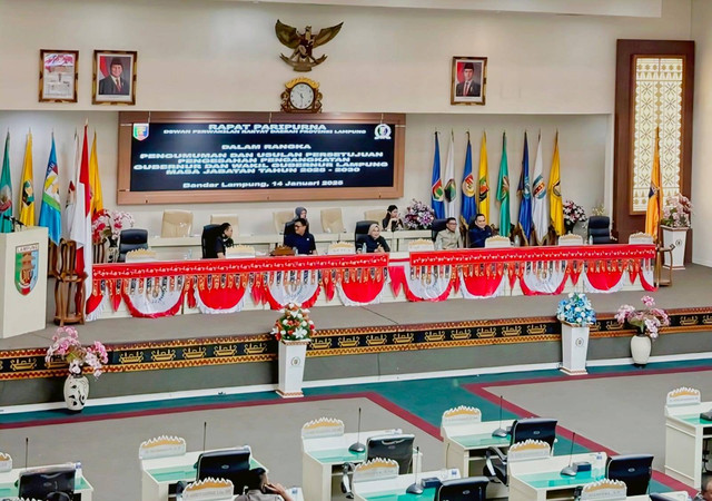 Rapat paripurna pengumuman dan usulan persetujuan pengesahan pengangkatan Gubernur dan Wakil Gubernur Lampung masa jabatan tahun 2025-2030 | Foto : Eka Febriani / Lampung Geh