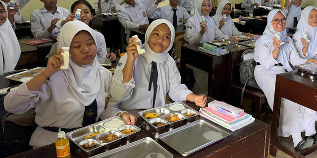 Pelaksanaan program Makan Bergizi Gratis (MBG) hari pertama di Sleman, Senin (13/1). Foto: Iqbaltwq/Pandangan Jogja