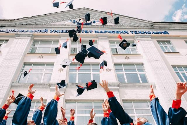 Universitas Negeri di Bekasi. Foto hanya ilustrasi, bukan tempat sebenarnya. Sumber: Unsplash/Vasily Koloda