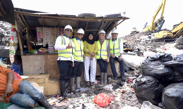 Stafsus Wapres RI, Tina Talisa, saat meninjau program pemberdayaan PT PNM di TPST Bantar Gebang. (ist)